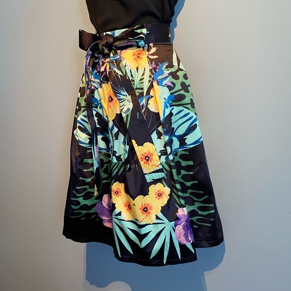 TOV Belted skirt - Picture 2 of 9